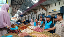 Asisten II Setda NTB, Lalu Moh. Faozal (tengah), bersama tim TPID mengecek harga dan stok bahan pokok di Pasar Kebon Roek, Mataram, Kamis 21 Mei 2026. (Foto: Lombokini.com).
