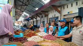 Asisten II Setda NTB, Lalu Moh. Faozal (tengah), bersama tim TPID mengecek harga dan stok bahan pokok di Pasar Kebon Roek, Mataram, Kamis 21 Mei 2026. (Foto: Lombokini.com).