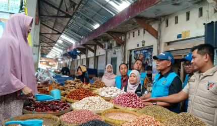 Asisten II Setda NTB, Lalu Moh. Faozal (tengah), bersama tim TPID mengecek harga dan stok bahan pokok di Pasar Kebon Roek, Mataram, Kamis 21 Mei 2026.