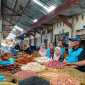 Asisten II Setda NTB, Lalu Moh. Faozal (tengah), bersama tim TPID mengecek harga dan stok bahan pokok di Pasar Kebon Roek, Mataram, Kamis 21 Mei 2026. (Foto: Lombokini.com).