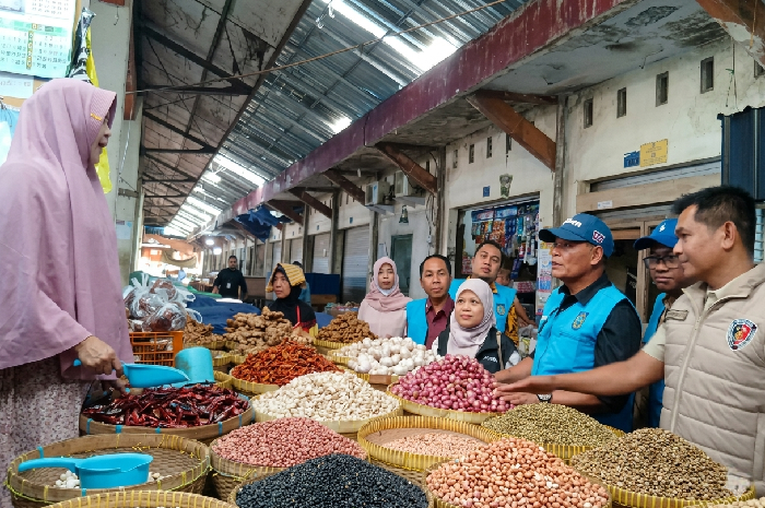 Asisten II Setda NTB, Lalu Moh. Faozal (tengah), bersama tim TPID mengecek harga dan stok bahan pokok di Pasar Kebon Roek, Mataram, Kamis 21 Mei 2026. (Foto: Lombokini.com).