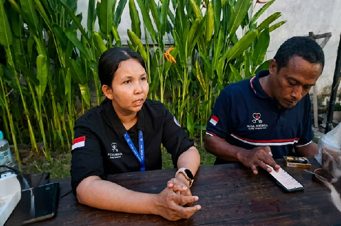 Direktur Operasional Nusa Medica Clinic Grup, dr. Rosalia Puspita Jaya didampingi Manajer Nusa Medica Clinic Sembalun, Erwin Hidayat, SH. (Foto: 