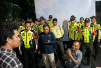 Petugas keamanan Unram menghalangi layar pemutaran film 