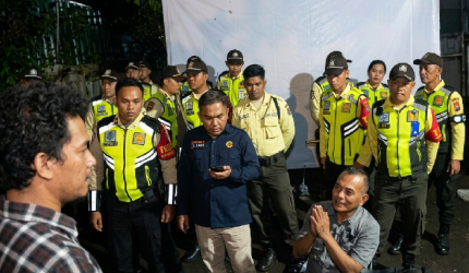 Petugas keamanan Unram menghalangi layar pemutaran film "Pesta Babi" yang terpasang untuk nonton bareng mahasiswa, Kamis malam 7 Mei 2026.