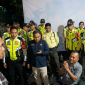 Petugas keamanan Unram menghalangi layar pemutaran film 