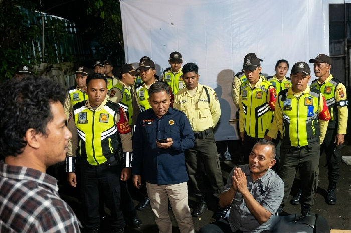 Petugas keamanan Unram menghalangi layar pemutaran film 