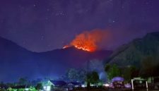 Sepana terbakar. View dari bawah bukit, Sembalun.