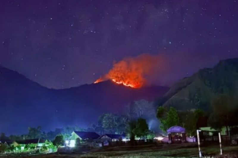 Sepana terbakar. View dari bawah bukit, Sembalun.