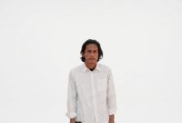Riki menegaskan bahwa kekuatan sastra terletak pada keabadiannya yang melintasi batas waktu, sangat berbeda dengan fenomena viral di media sosial yang sifatnya sementara.