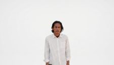 Riki menegaskan bahwa kekuatan sastra terletak pada keabadiannya yang melintasi batas waktu, sangat berbeda dengan fenomena viral di media sosial yang sifatnya sementara.
