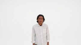 Riki menegaskan bahwa kekuatan sastra terletak pada keabadiannya yang melintasi batas waktu, sangat berbeda dengan fenomena viral di media sosial yang sifatnya sementara.