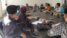 KPPI dan FITRA bersama anggota Komisi 11 sedang melakukan hearing (doc. Zan).