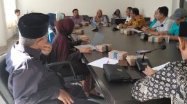 KPPI dan FITRA NTB bersama anggota Komisi II DPRD Lombok Timur menggelar hearing untuk membahas persoalan sampah dan krisis air bersih di pesisir selatan, Jumat 19 Juni 2026. (Foto: Paozan Azima/Lombokini.com).