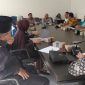 KPPI dan FITRA NTB bersama anggota Komisi II DPRD Lombok Timur menggelar hearing untuk membahas persoalan sampah dan krisis air bersih di pesisir selatan, Jumat 19 Juni 2026. (Foto: Paozan Azima/Lombokini.com).