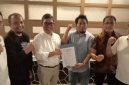 Ketua umum DPP APPMBGI, Abdul Rivai Ras menyerahkan SK kepengurusan dan diterima ketua DPD 1 NTB, H. M. Zaenuddin di Jakarta, disaksikan pengurus lainnya (doc. Lombokini.com/Zan)