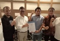 Ketua umum DPP APPMBGI, Abdul Rivai Ras menyerahkan SK kepengurusan dan diterima ketua DPD 1 NTB, H. M. Zaenuddin di Jakarta, disaksikan pengurus lainnya (doc. Lombokini.com/Zan)
