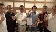 Ketua umum DPP APPMBGI, Abdul Rivai Ras menyerahkan SK kepengurusan dan diterima ketua DPD 1 NTB, H. M. Zaenuddin di Jakarta, disaksikan pengurus lainnya (doc. Lombokini.com/Zan)