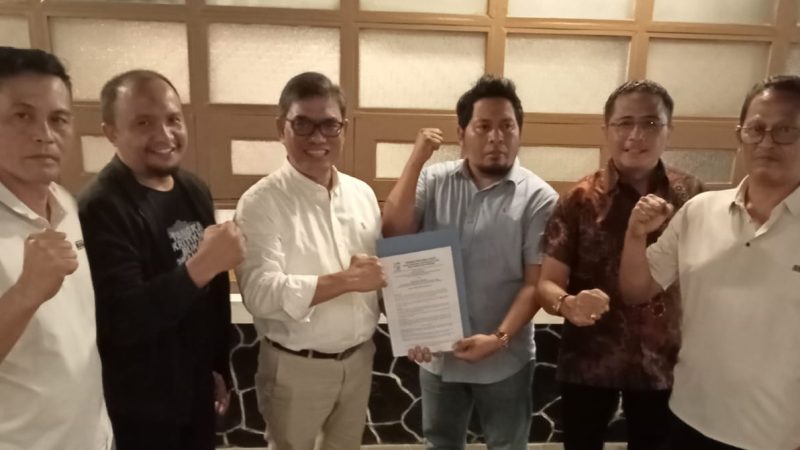 Ketua umum DPP APPMBGI, Abdul Rivai Ras menyerahkan SK kepengurusan dan diterima ketua DPD 1 NTB, H. M. Zaenuddin di Jakarta, disaksikan pengurus lainnya (doc. Lombokini.com/Zan)