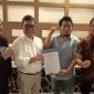 Ketua umum DPP APPMBGI, Abdul Rivai Ras menyerahkan SK kepengurusan dan diterima ketua DPD 1 NTB, H. M. Zaenuddin di Jakarta, disaksikan pengurus lainnya (doc. Lombokini.com/Zan)