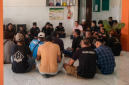 Plt Direktur RSUD Raden Soedjono Selong, dr. Anjasmoro temui massa, minta maaf, dan janji benahi evaluasi layanan, Kamis 18 Juni 2026. (Foto: Lombokini.com).