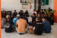 Plt Direktur RSUD Raden Soedjono Selong, dr. Anjasmoro temui massa, minta maaf, dan janji benahi evaluasi layanan, Kamis 18 Juni 2026. (Foto: Lombokini.com).