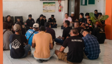 Plt Direktur RSUD Raden Soedjono Selong, dr. Anjasmoro temui massa, minta maaf, dan janji benahi evaluasi layanan, Kamis 18 Juni 2026. (Foto: Lombokini.com).