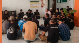 Plt Direktur RSUD Raden Soedjono Selong, dr. Anjasmoro temui massa, minta maaf, dan janji benahi evaluasi layanan, Kamis 18 Juni 2026. (Foto: Lombokini.com).