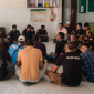 Plt Direktur RSUD Raden Soedjono Selong, dr. Anjasmoro temui massa, minta maaf, dan janji benahi evaluasi layanan, Kamis 18 Juni 2026. (Foto: Lombokini.com).