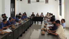 Komisi IV DPRD Lombok Timur menggelar rapat kerja percepatan proyek dan laporan realisasi anggaran fisik triwulan I dan II Tahun Anggaran 2026, Rabu 17 Juni 2026. (Foto: Lombokini.com).