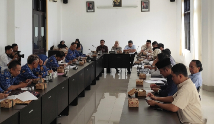 Komisi IV DPRD Lombok Timur menggelar rapat kerja percepatan proyek dan laporan realisasi anggaran fisik triwulan I dan II Tahun Anggaran 2026, Rabu 17 Juni 2026.