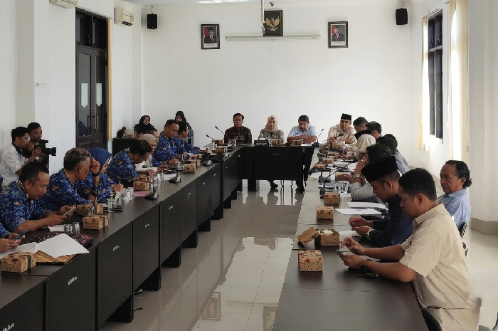 Komisi IV DPRD Lombok Timur menggelar rapat kerja percepatan proyek dan laporan realisasi anggaran fisik triwulan I dan II Tahun Anggaran 2026, Rabu 17 Juni 2026. (Foto: Lombokini.com).