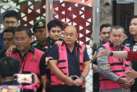 Penyidik menggiring Dadan Hindayana, Lodewyk Pusung, dan Sony Sanjaya dengan rompi pink usai pemeriksaan di Gedung Bundar Kejagung, Rabu 3 Juni 2026. (Foto: Tamrin/Lombokini.com).