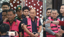 Penyidik menggiring Dadan Hindayana, Lodewyk Pusung, dan Sony Sanjaya dengan rompi pink usai pemeriksaan di Gedung Bundar Kejagung, Rabu 3 Juni 2026. (Foto: Tamrin/Lombokini.com).