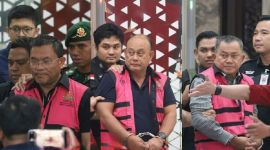 Penyidik menggiring Dadan Hindayana, Lodewyk Pusung, dan Sony Sanjaya dengan rompi pink usai pemeriksaan di Gedung Bundar Kejagung, Rabu 3 Juni 2026. (Foto: Tamrin/Lombokini.com).
