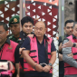 Penyidik menggiring Dadan Hindayana, Lodewyk Pusung, dan Sony Sanjaya dengan rompi pink usai pemeriksaan di Gedung Bundar Kejagung, Rabu 3 Juni 2026. (Foto: Tamrin/Lombokini.com).