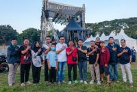Kepala Dinas Kesehatan Lombok Timur, Lalu Aries Fahrozi (tengah), foto bersama tim medis di Lokasi acara, Sabtu 20 Juni 2026. (Foto: Lombokini.com).