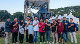 Kepala Dinas Kesehatan Lombok Timur, Lalu Aries Fahrozi (tengah), foto bersama tim medis di Lokasi acara, Sabtu 20 Juni 2026. (Foto: Lombokini.com).