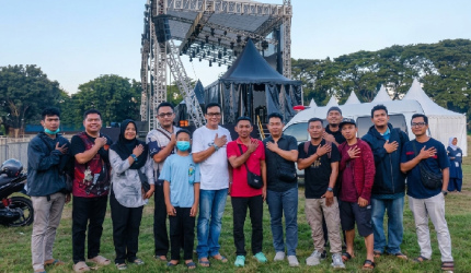 Kepala Dinas Kesehatan Lombok Timur, Lalu Aries Fahrozi (tengah), bersama tim medis saat apel kesiapsiagaan di GOR Lalu Muslihin, Selong, Sabtu (20/6).