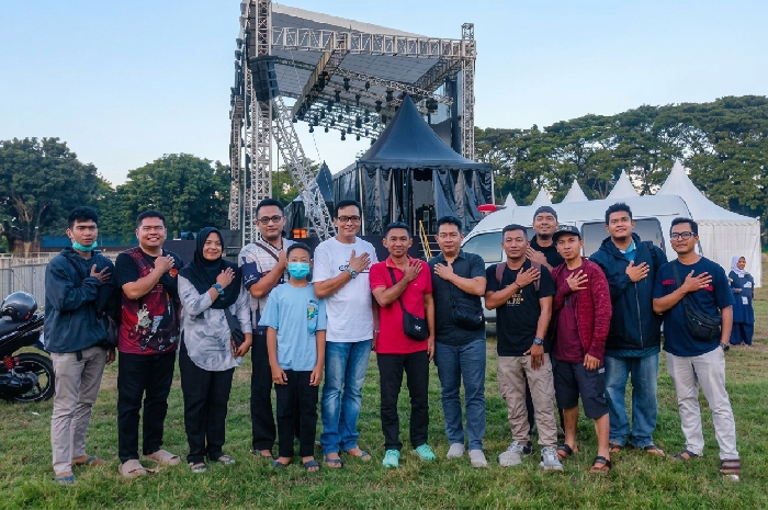 Kepala Dinas Kesehatan Lombok Timur, Lalu Aries Fahrozi (tengah), foto bersama tim medis di Lokasi acara, Sabtu 20 Juni 2026. (Foto: Lombokini.com).