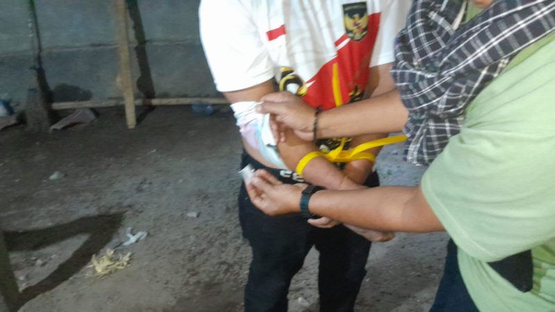 Sekitar pukul 00.15 Wita sebuah rumah yang diduga seting dijadikan lokasi transaksi narkotika berhasil diamankan. Penggerebekan itu tepatnya terjadi pada Kamis (4/6/2026) yang dilakukan oleh Tim Opsnal Satresnarkoba Polres Lombok Timur (Lotim).