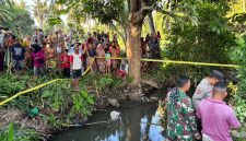 Seusai dievakuasi dari saluran irigasi, jasad bayi tersebut segera dilarikan ke Puskesmas Keruak untuk menjalani proses visum et repertum guna kepentingan penyelidikan lebih lanjut oleh pihak kepolisian.