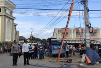 Setelah istirahat siang, korban bersama tiga rekannya kembali naik ke tiang listrik pada pukul 14.30 WITA, sementara seorang pengawas memberikan instruksi dari bawah.