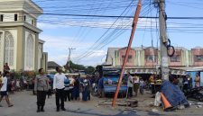 Setelah istirahat siang, korban bersama tiga rekannya kembali naik ke tiang listrik pada pukul 14.30 WITA, sementara seorang pengawas memberikan instruksi dari bawah.