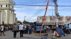 Setelah istirahat siang, korban bersama tiga rekannya kembali naik ke tiang listrik pada pukul 14.30 WITA, sementara seorang pengawas memberikan instruksi dari bawah.