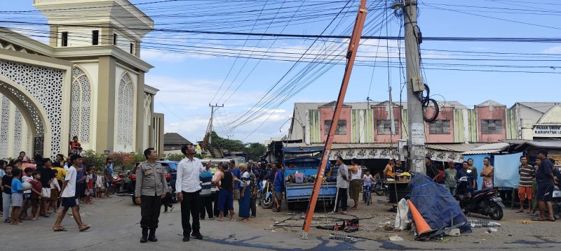 Setelah istirahat siang, korban bersama tiga rekannya kembali naik ke tiang listrik pada pukul 14.30 WITA, sementara seorang pengawas memberikan instruksi dari bawah.