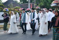 Barisan Bupati dan Wakil Bupati yang diiringi oleh barisan tembolaq beaq.