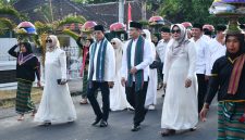 Barisan Bupati dan Wakil Bupati yang diiringi oleh barisan tembolaq beaq.