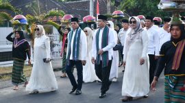 Barisan Bupati dan Wakil Bupati yang diiringi oleh barisan tembolaq beaq.