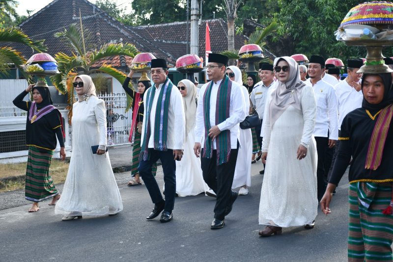 Barisan Bupati dan Wakil Bupati yang diiringi oleh barisan tembolaq beaq.