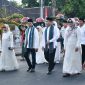 Barisan Bupati dan Wakil Bupati yang diiringi oleh barisan tembolaq beaq.